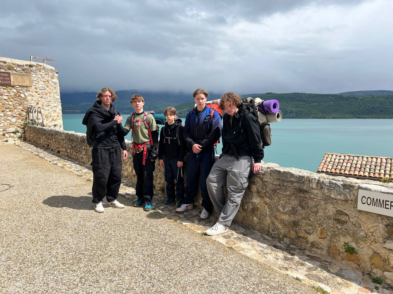 groupe de jeunes paroissiens en excursion devant le lac
