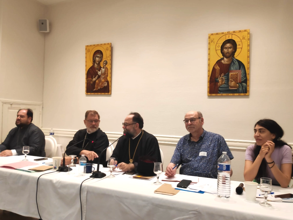 Assemblée générale du Vicariat orthodoxe le 20 juin 2026 Mgr Dimitrios avec père Alexis Struve et Mgr Ambroise de Sinope à sa gauche et Didier Vilanova et Rebecca Abdo à sa droite