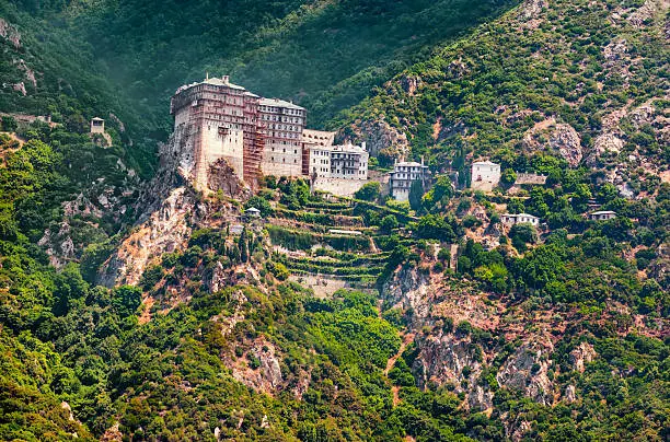 Monastère de Simonos Petra, Mont Athos Monastère de Simonos Petra, illustrant le thème de la rencontre annuelle de la Fraternité orthodoxe de l'Ouest : "L'orthodoxie et la sauvegarde de la création"