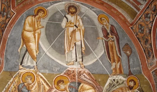 La Transfiguration fresque avc le Christ entouré d’Élie et Moise et des disciples Pierre, Jacques et Jean en dessous