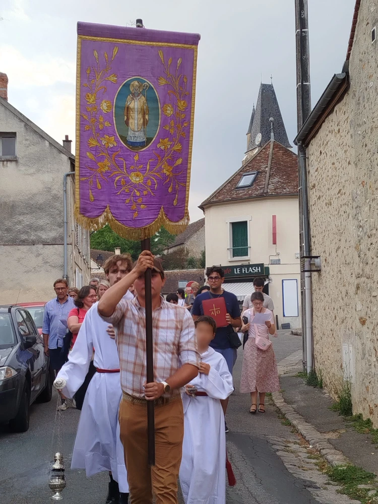 Procession avec bannière de saint Arnoult