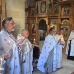 les prêtres autour de saint Alexis d'Ugine lors de la session pastorale de l'été 2126 sur le thème Le don et le service de tous: une journée d'échange et de réflexions