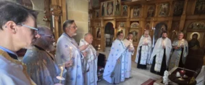 les prêtres autour de saint Alexis d'Ugine lors de la session pastorale de l'été 2126 sur le thème Le don et le service de tous: une journée d'échange et de réflexions