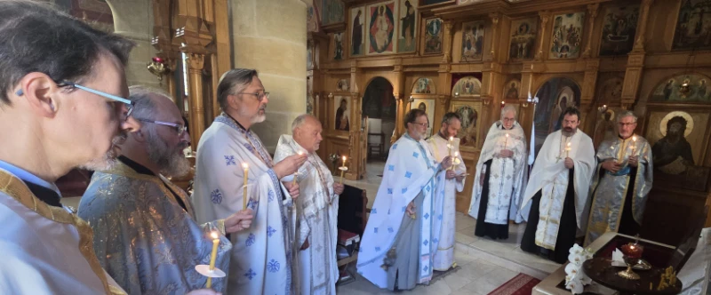 les prêtres autour de saint Alexis d'Ugine lors de la session pastorale de l'été 2126 sur le thème Le don et le service de tous: une journée d'échange et de réflexions