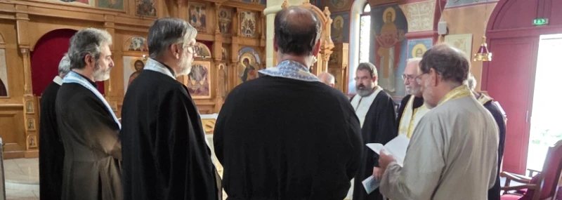 le clergé en prière en ouverture de la session pastorale