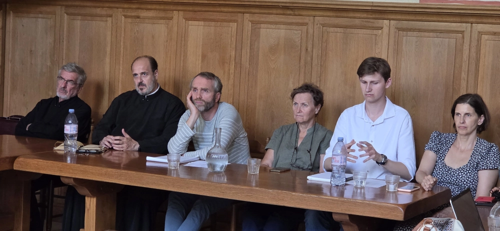 auditoire autour de "La force d'une communauté chrétienne : le don et le service de tous" thème de la session pastorale de c2026