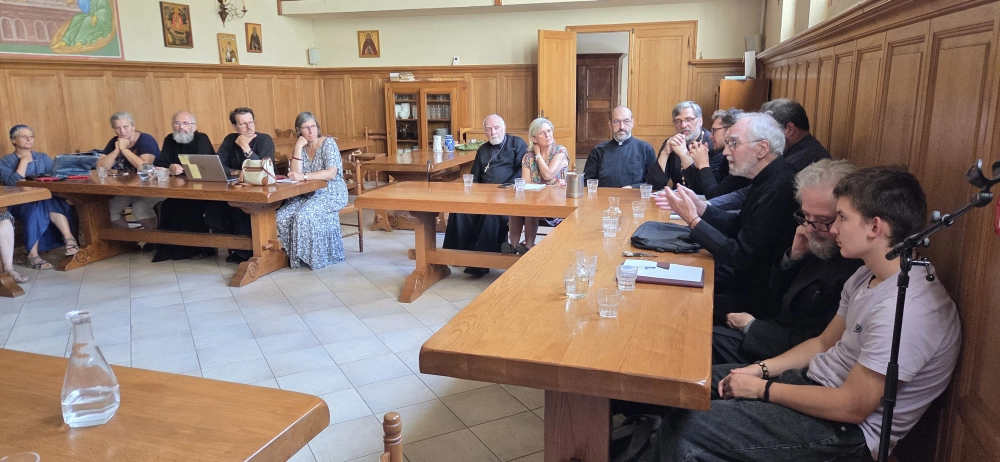 auditoire autour de "La force d'une communauté chrétienne : le don et le service de tous" thème de la session pastorale de 2026