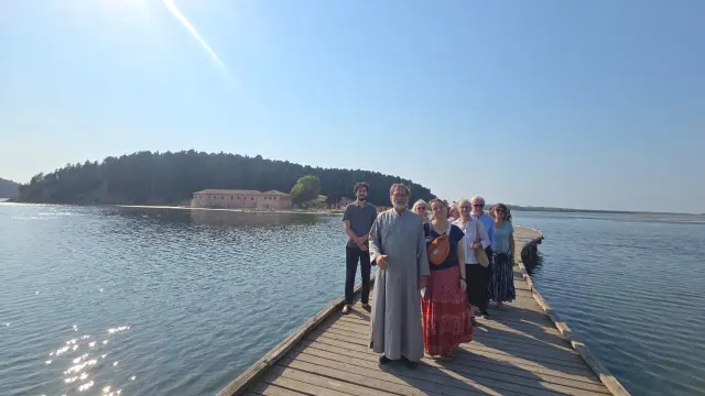 Passerelle conduisant à l'ile de Zvërne
