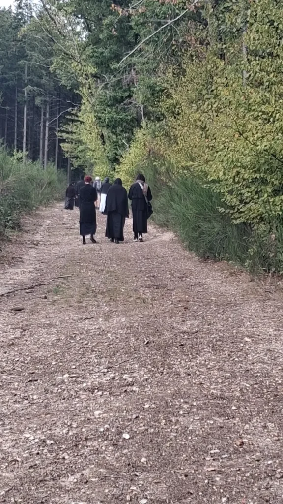 Après le déjeuner, tous partent pour la désormais traditionnelle balade dominicale dans la forêt d’Othe où alternent échanges à bâtons rompus avec les moniales et découvertes forestières.