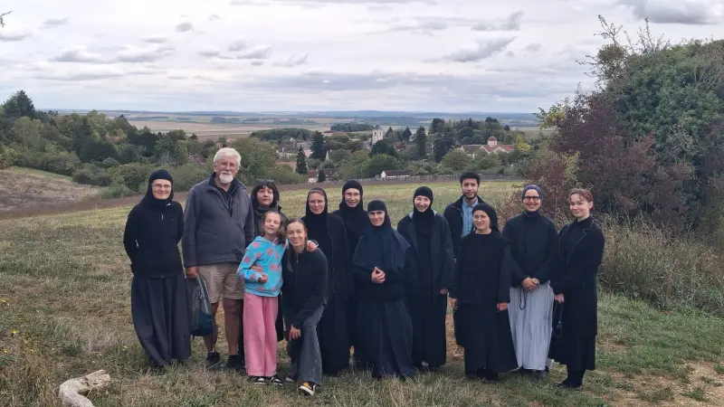 Après le déjeuner, tous partent pour la désormais traditionnelle balade dominicale dans la forêt d’Othe où alternent échanges à bâtons rompus avec les moniales et découvertes forestières.