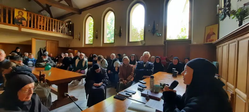 Mère Aimiliani prolonge l'homélie du père Radu en réunissant les fidèles