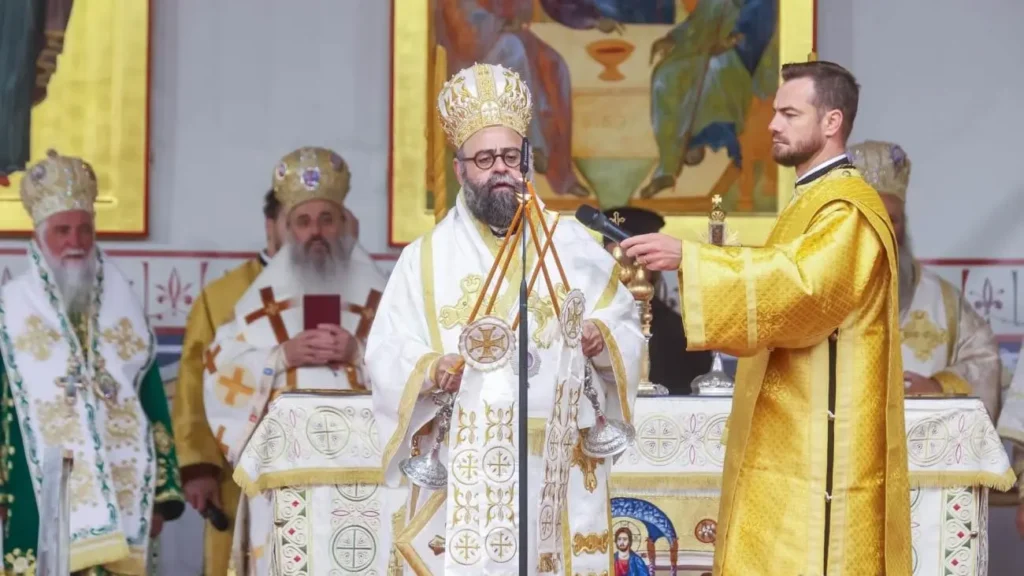 Mgr Dimitrios auprès de Sainte Parascève de Iași